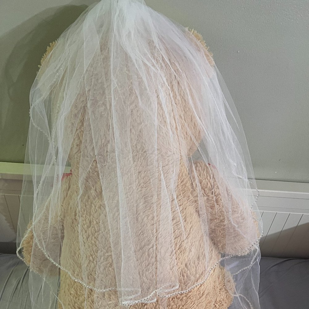 NWOT 2 Tiers elbow length wedding veil with beaded edges, White